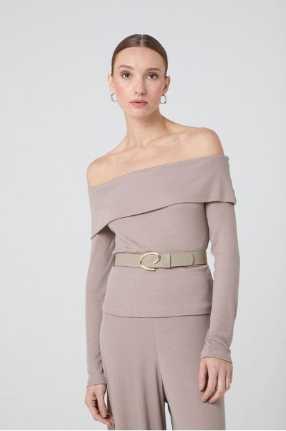 Blusa ombro a ombro manga longa em malha canelada bege