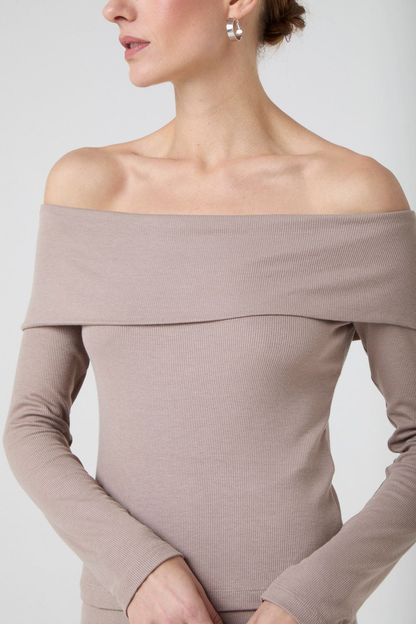 Blusa ombro a ombro manga longa em malha canelada bege