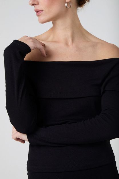 Blusa ombro a ombro manga longa em malha canelada preto