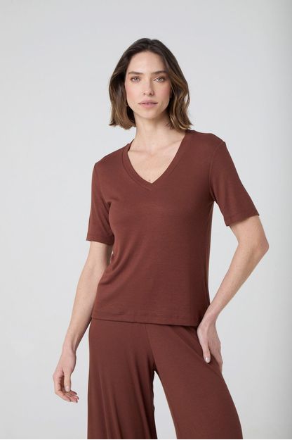 T-shirt decote v com transpasse em malha canelada marrom