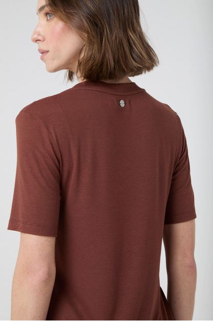 T-shirt decote v com transpasse em malha canelada marrom