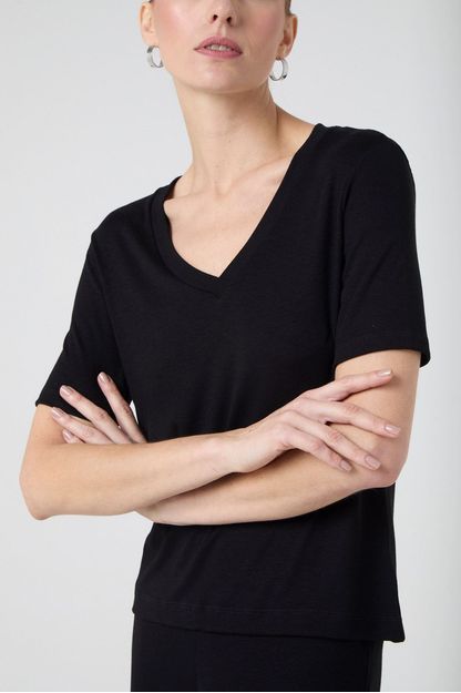 T-shirt decote v com transpasse em malha canelada preto