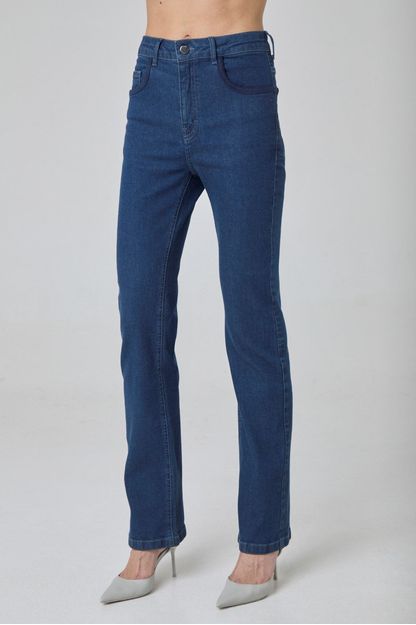 Calça boot cut clássica em denim azul escuro