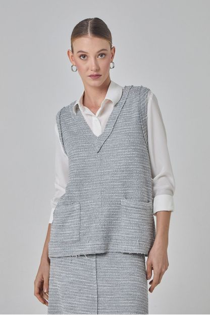 Colete com bolsos em malha tweed cinza