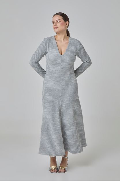 Vestido decote v recortes em malha tweed cinza
