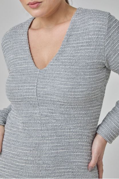 Vestido decote v recortes em malha tweed cinza