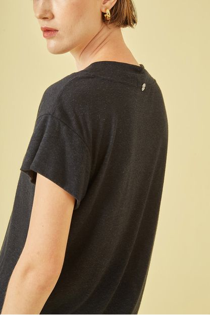 T-shirt gola v em malha preta