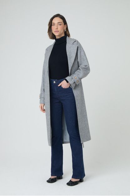 Calça flare em denim com bordado no bolso