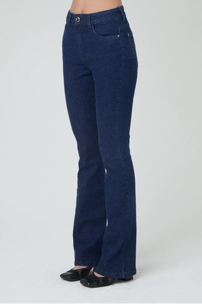 Calça flare em denim com bordado no bolso