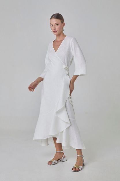 Vestido envelope com babado em linho cru