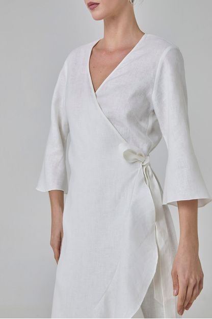 Vestido envelope com babado em linho cru