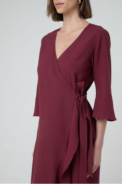 Vestido envelope com babado em linho vinho