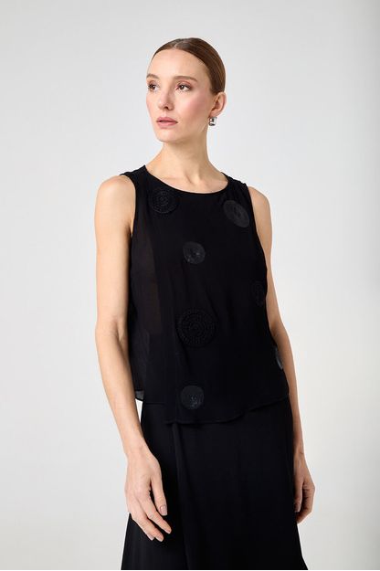 Regata canoa em georgette esferas preta