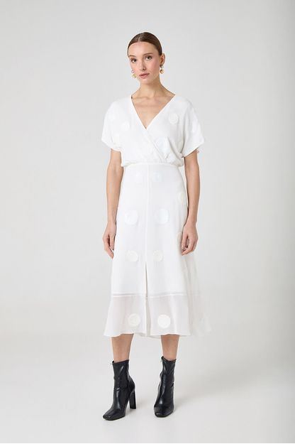 Vestido midi decote v em georgette esferas off white