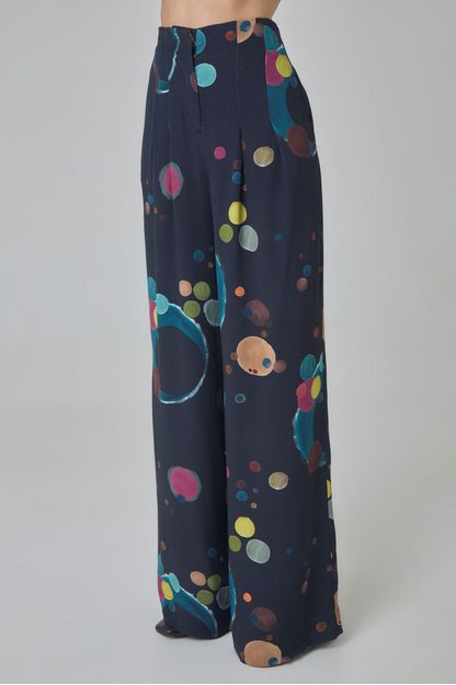 Calça pantalona com pregas estampa eclipse