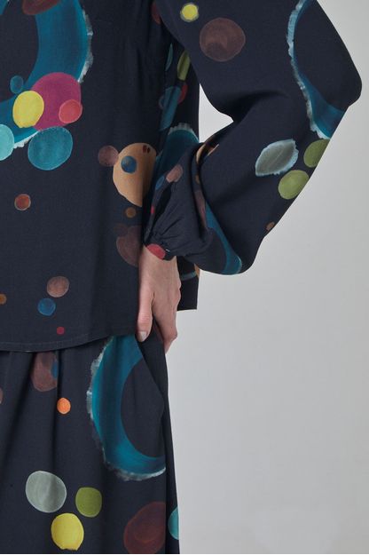 Blusa decote v estampa eclipse