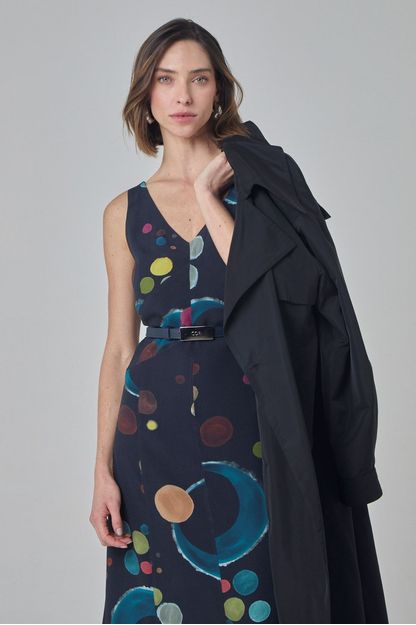 Vestido decote v recortes estampa eclipse