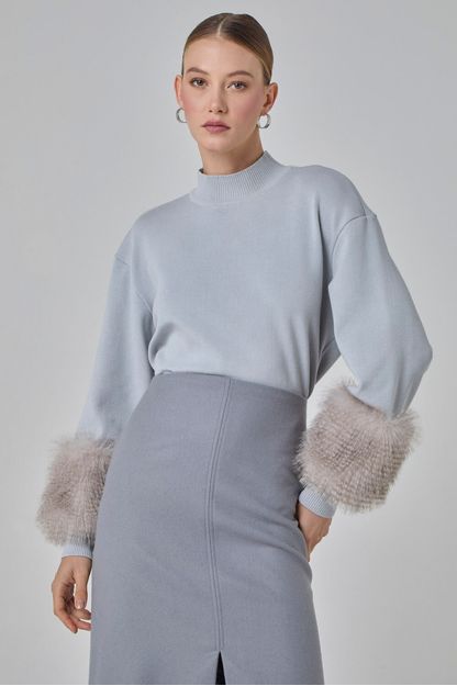 Blusa pull gola alta com detalhe de pele nos punhos cinza