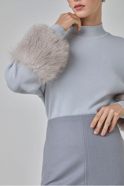 Blusa pull gola alta com detalhe de pele nos punhos cinza