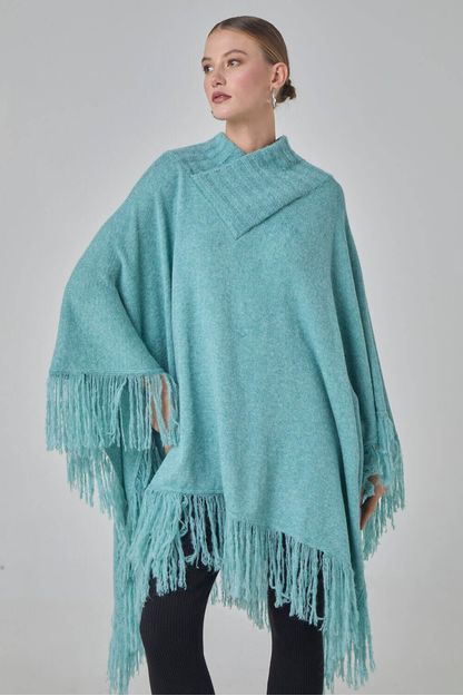 Poncho com franjas em tricot turquesa