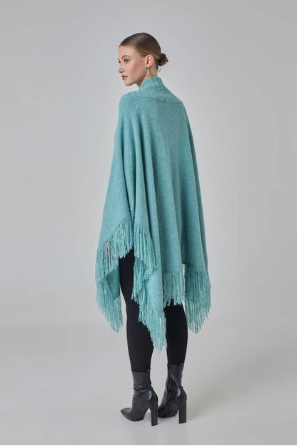 Poncho com franjas em tricot turquesa