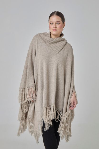 Poncho com franjas em tricot bege