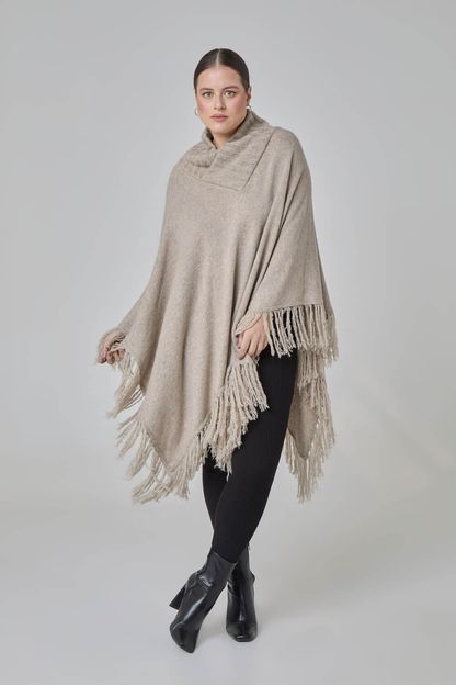 Poncho com franjas em tricot bege