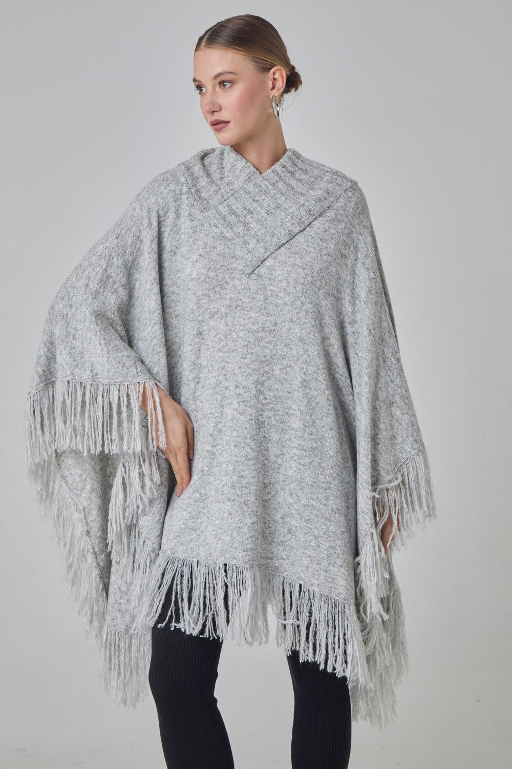 Poncho com franjas em tricot cinza