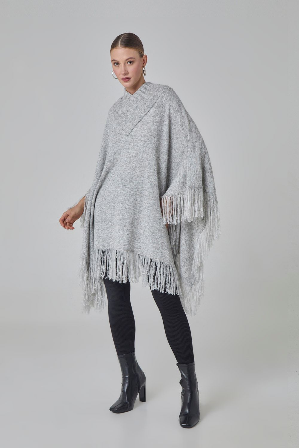 Poncho com franjas em tricot cinza
