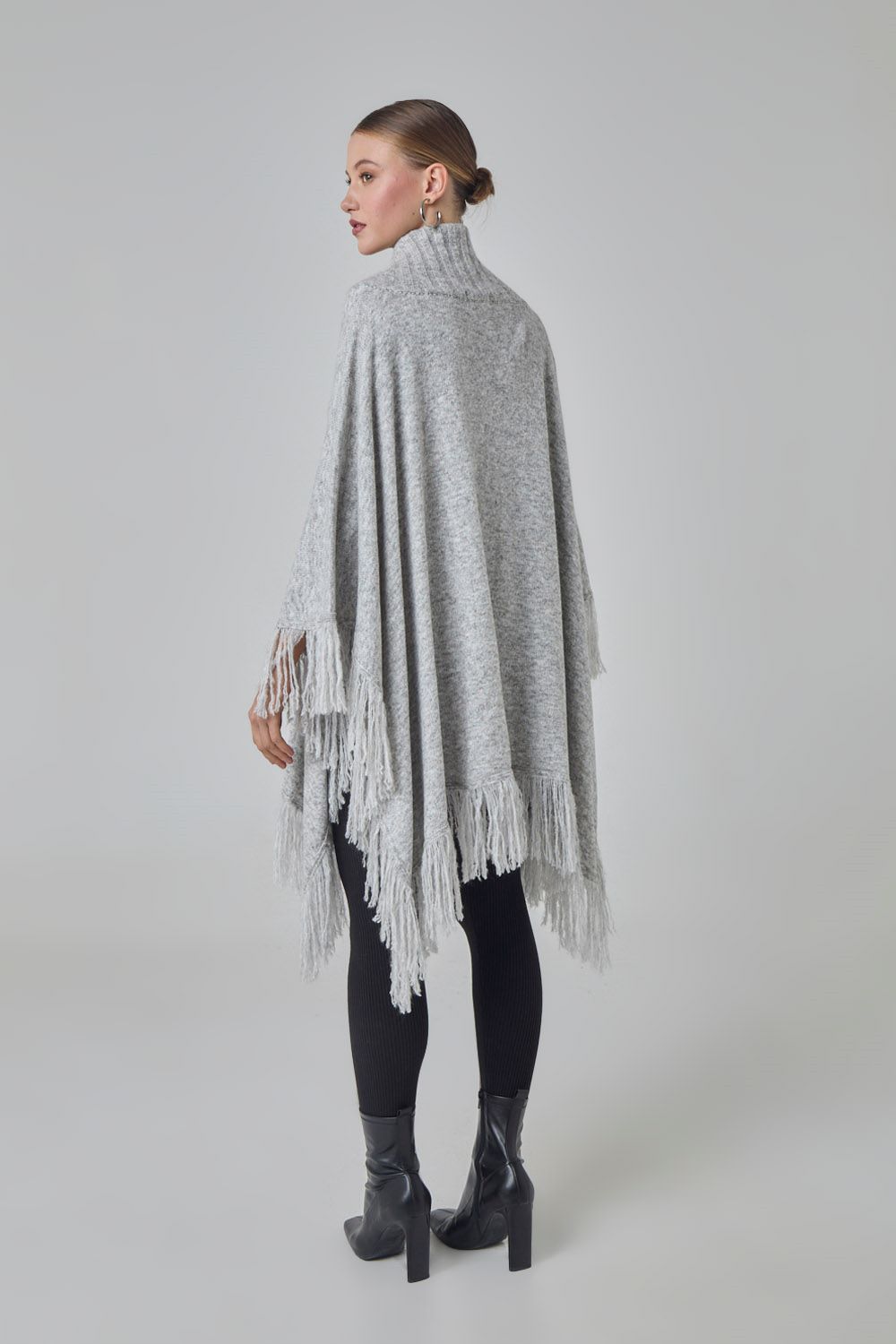 Poncho com franjas em tricot cinza