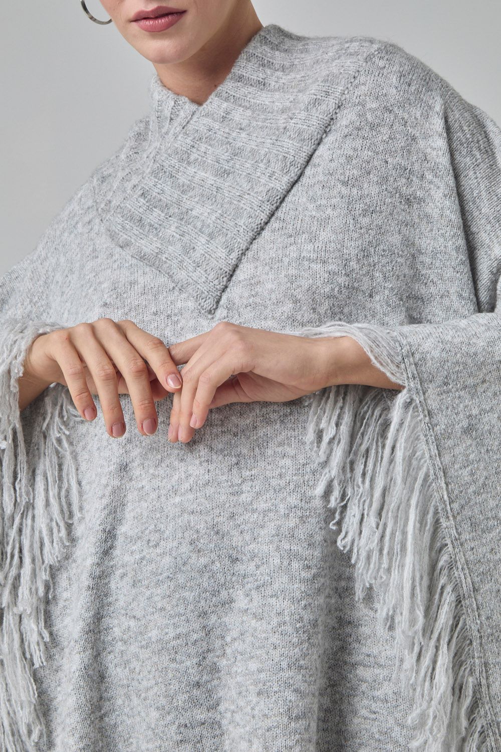 Poncho com franjas em tricot cinza