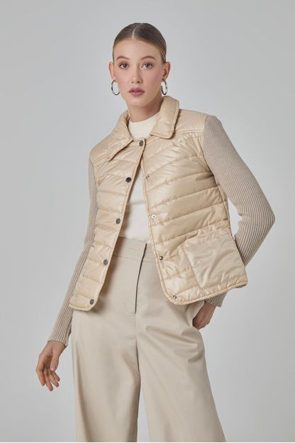 Jaqueta puffer com mangas em tricot bege