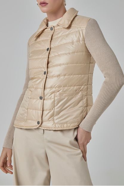 Jaqueta puffer com mangas em tricot bege