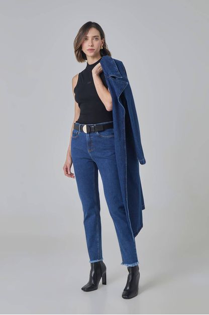 Calça cenoura barra destroyed em denim azul médio