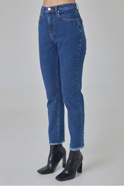 Calça cenoura barra destroyed em denim azul médio