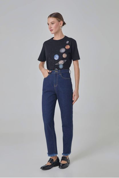 Calça cenoura barra destroyed em denim azul escuro