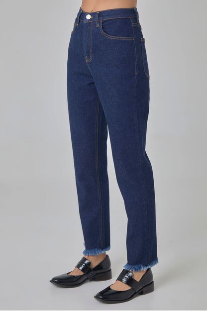 Calça cenoura barra destroyed em denim azul escuro