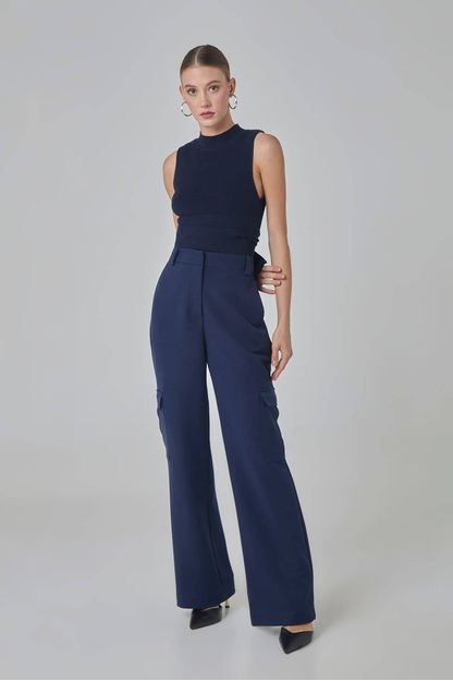 Calça bolso cargo em twill marinho