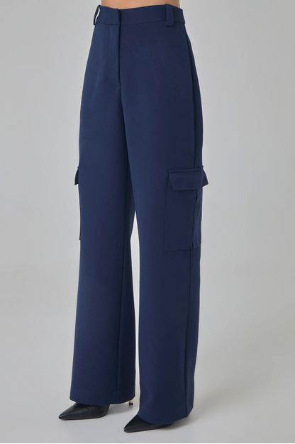 Calça bolso cargo em twill marinho