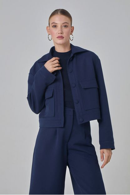 Jaqueta bolsos aplicados em twill marinho