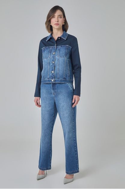 Calça reta bolso faca em denim azul médio