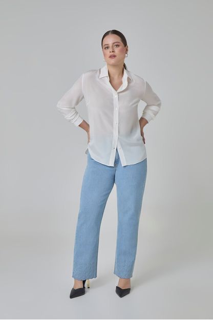 Calça bordado festonê em denim azul claro