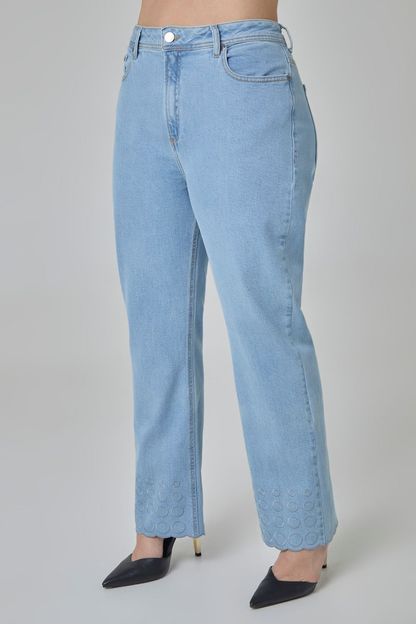 Calça bordado festonê em denim azul claro