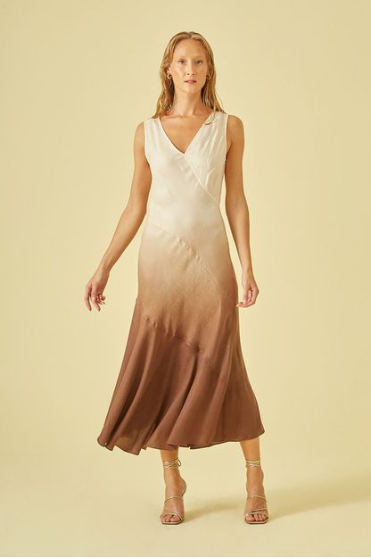 Vestido em viés em seda com ombré marrom
