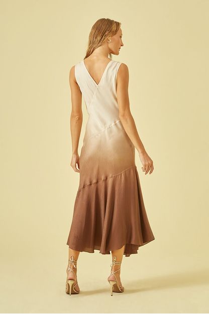 Vestido em viés em seda com ombré marrom