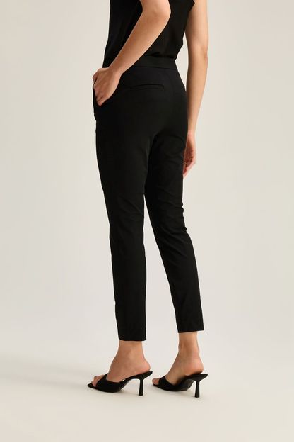 Calça slim em supermotion preta