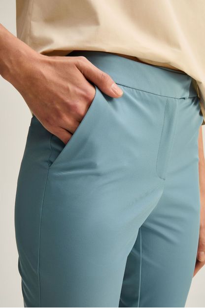 Calça slim em supermotion azul
