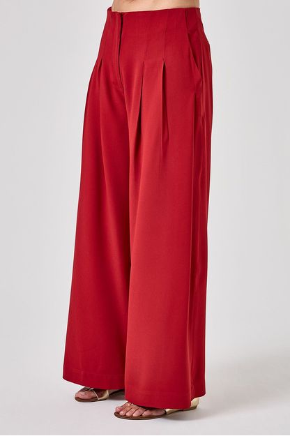 Calça pantalona pregas em crepe vermelho