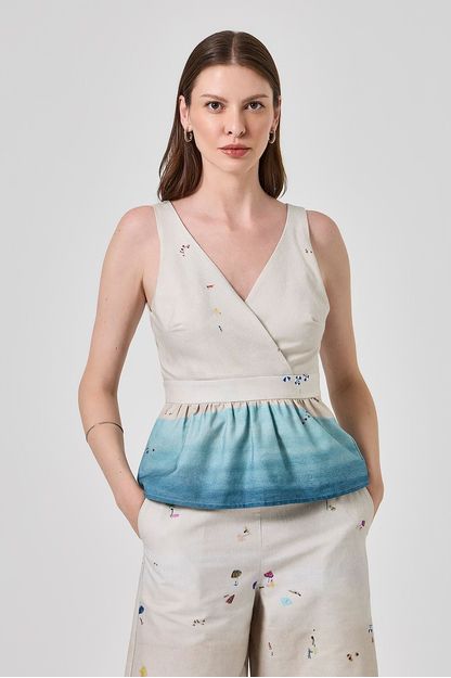 Blusa decote transpassado com basque sarja estampa praia