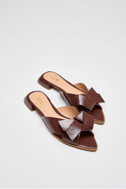 Rasteira laço verniz marrom